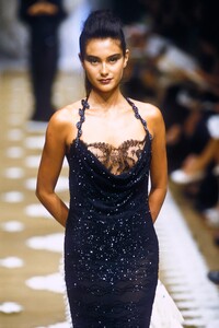 882942882_EmanuelUngaro1999HauteCouture59.thumb.jpg.5e61168f5516701dae9406aa0064d70c.jpg