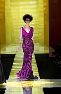 883257334_GianniVersace2001HauteCouture131.thumb.jpg.d324e145fe6bcd39089cb74de1100a60.jpg