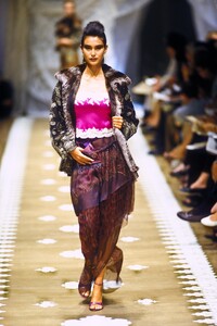 885610440_EmanuelUngaro1999HauteCouture41.thumb.jpg.e7e7ff256193c9bd291b6f86b2ec8fd4.jpg