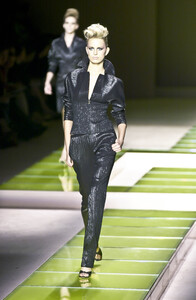 886991653_Versace2001WomenRTW70.thumb.jpg.4e77fd86939b8aeabcb01d30d88913df.jpg