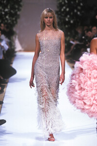 891577165_PierreBalmain2001HauteCouture97.thumb.jpg.90ed2346841c29bd669cc5cdff75aaed.jpg