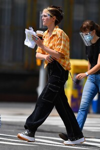        zoe100821BZNimage140.jpg