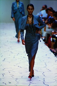 898039531_emanuel-ungaro-hc-fw-1998(6).thumb.jpg.7d76d1e00e6c694e13649fa83c0e061c.jpg