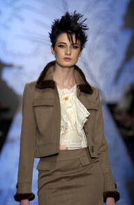 904524460_Valentino2001HauteCouture29.thumb.jpg.918bf302b5c4ecc45ff1b6599d756977.jpg