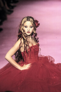 90977517_BetseyJohnson1999WomenRTW4.thumb.jpg.ccd197c97bb745fa438be128c828f968.jpg