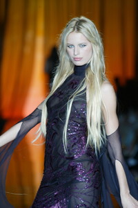 913565675_ElieSaab2003HauteCouture150.thumb.jpg.125f2e1d23dd4068661a368c02dd3c84.jpg