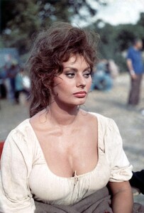 922620825_SophiaLoren435654335679740full-sophia-loren.thumb.jpg.a23116639d04397aeded477cfc37f9eb.jpg