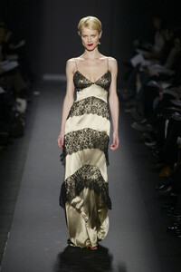946626813_CarolinaHerrera2003WomenRTW75.thumb.jpg.c1d222071f8bfcb40888804cadfe50d8.jpg