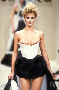 947243869_VivienneWestwood1994WomenRTW24.thumb.jpg.481e43bce178e2b75056d8baf658ddaf.jpg