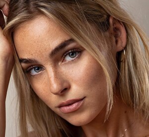 949517511_ElizabethTurner4521245671080full-elizabeth-turner..thumb.jpg.bec61c35d186a9be4ddcc207968b98ba.jpg