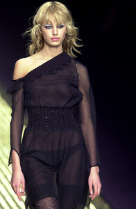 967708807_VersusbyDonatella2001WomenRTW85.thumb.jpg.41fa4346020c746c5e8603a748b5bdf2.jpg