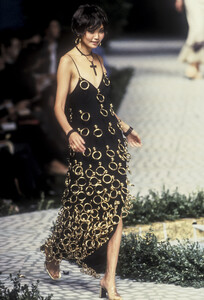 975693422_Moschino1997WomenRTW161.thumb.jpg.2ffae247a5bbf690af48f9fea930db22.jpg