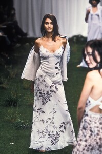 981406975_EmanuelUngaro1999WomenRTW61.thumb.jpg.00c091e7d1362ca1f445c0fa6bac69fa.jpg