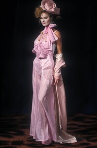 982712298_VivienneWestwood1994WomenRTW3.thumb.jpg.a58d9cea30e1d537383493650bf5f1e6.jpg