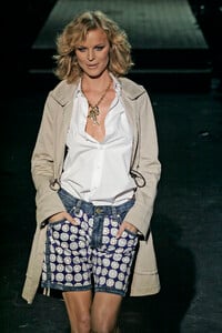 983598975_Dsquared22005WomenRTW29.thumb.jpg.5655e8b6dddd057563aa90c05bdb8ad1.jpg