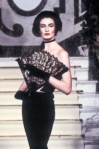 991577125_JeanPaulGaultier1999HauteCouture63.thumb.jpg.24721a6e31eb53b244b5aea8efd1f3f7.jpg