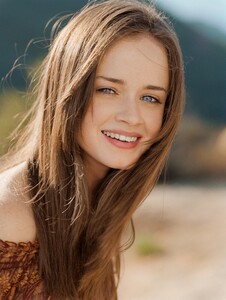 Alexis-Bledel_001_alexisteenout_122_477lo.jpg