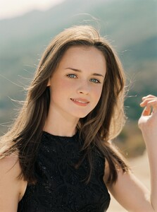 Alexis-Bledel_004_alexisteenout_122_747lo.jpg