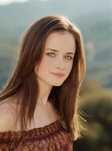 Alexis-Bledel_007_alexisteenout_122_390lo.jpg