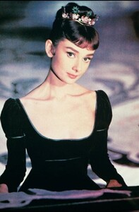 AudreyHepburn245679765423456776545674567976543234567.thumb.jpg.72a8c6393fad7cfd74885c73c11e5e98.jpg