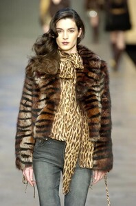 Blumarine-FW2004-Amanda-Moore-04.jpg