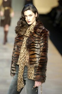 Blumarine-FW2004-Amanda-Moore-05.jpg