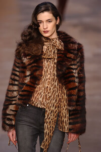 Blumarine-FW2004-Amanda-Moore-06.jpg