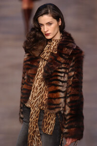 Blumarine-FW2004-Amanda-Moore-07.jpg