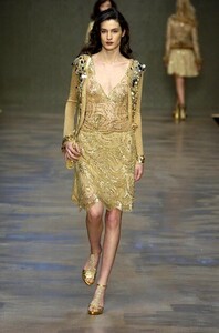 Blumarine-FW2004-Amanda-Moore-09.jpg