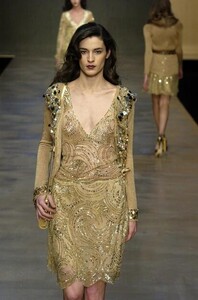 Blumarine-FW2004-Amanda-Moore-11.jpg