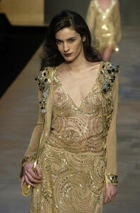 Blumarine-FW2004-Amanda-Moore-12.jpg