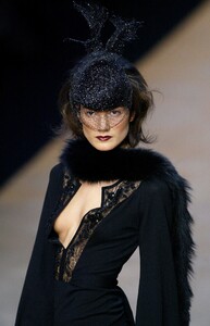 Blumarine-FW2004-Anna-Davolio-10.jpg