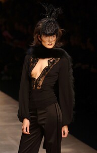 Blumarine-FW2004-Anna-Davolio-11.jpg