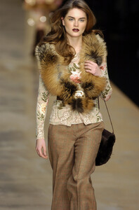 Blumarine-FW2004-Anouck-Lepere-03.jpg