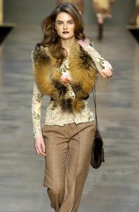 Blumarine-FW2004-Anouck-Lepere-05.jpg