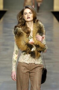 Blumarine-FW2004-Anouck-Lepere-06.jpg