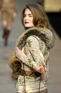 Blumarine-FW2004-Anouck-Lepere-08.jpg