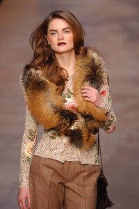 Blumarine-FW2004-Anouck-Lepere-10.jpg