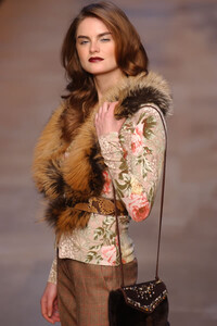 Blumarine-FW2004-Anouck-Lepere-11.jpg