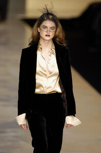 Blumarine-FW2004-Anouck-Lepere-15.jpg