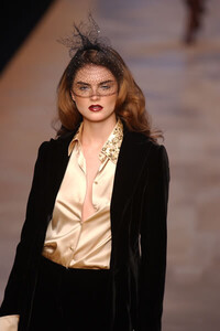 Blumarine-FW2004-Anouck-Lepere-17.jpg