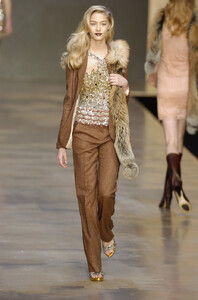 Blumarine-FW2004-Beatrice-Borromeo-02.jpg