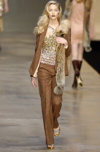 Blumarine-FW2004-Beatrice-Borromeo-03.jpg