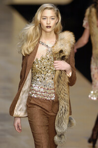 Blumarine-FW2004-Beatrice-Borromeo-04.jpg