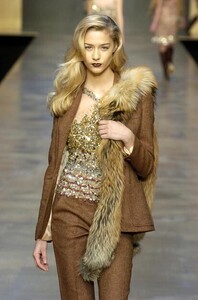 Blumarine-FW2004-Beatrice-Borromeo-05.jpg