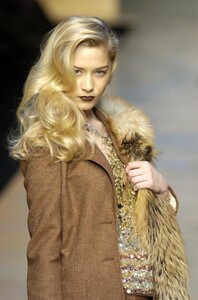 Blumarine-FW2004-Beatrice-Borromeo-06.jpg