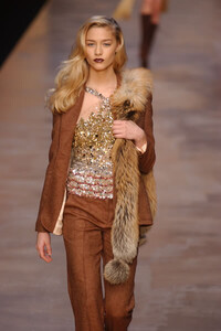 Blumarine-FW2004-Beatrice-Borromeo-07.jpg