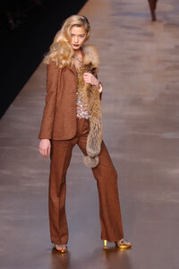 Blumarine-FW2004-Beatrice-Borromeo-08.jpg