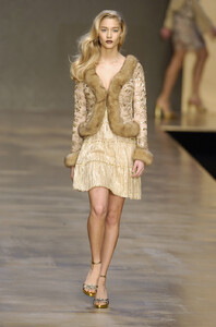 Blumarine-FW2004-Beatrice-Borromeo-09.jpg