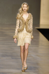 Blumarine-FW2004-Beatrice-Borromeo-10.jpg